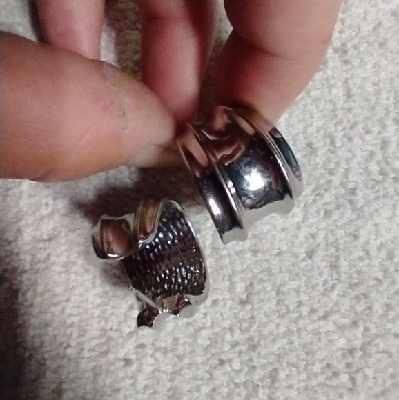 Wide silvertone hoop earrings - Picture 1 of 6